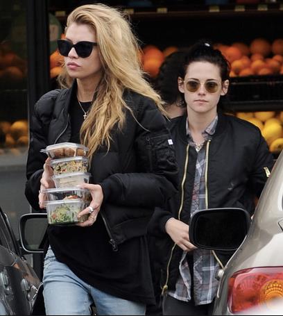 Kristen Stewart e Stella Maxwell Kristen Stewart e Stella Maxwell in giro per la strada