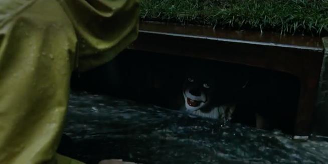 IT, una scena iniziale alternativa e divertente Pennywise incontra Georgie in IT