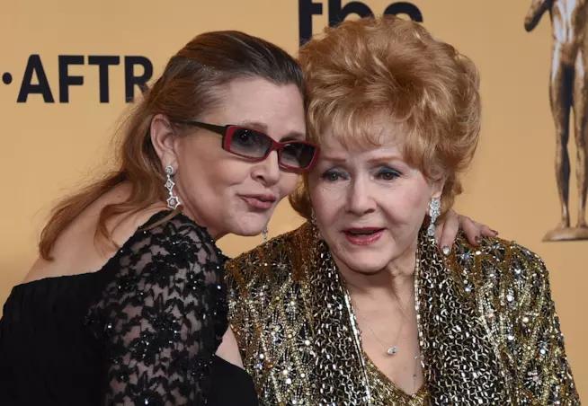 Verranno messi all'asta gli oggetti di Carrie Fisher e Debbie Reynolds Carrie Fisher e Debbie Reynolds in una foto insieme