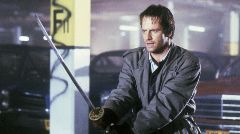 Il reboot di Highlander procede Christopher Lambert in Highlander, con la spada in mano