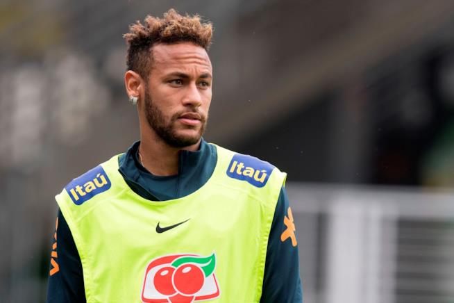 I suoi tatuaggi ne sono la prova: Neymar è un grande fan di Spider-Man e Batman Neymar sul campo da calcio