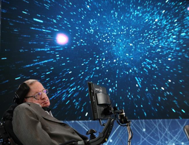 Stephen Hawking: asta di Christie's per la vendita della sua sedia a rotelle e della tesi Stephen Hawking