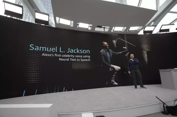 Samuel L. Jack 'presta' la voce ad Alexa di Amazon Il momento dell'annuncio a Seattle della partnership con Samuel L. Jackson per Amazon Alexa
