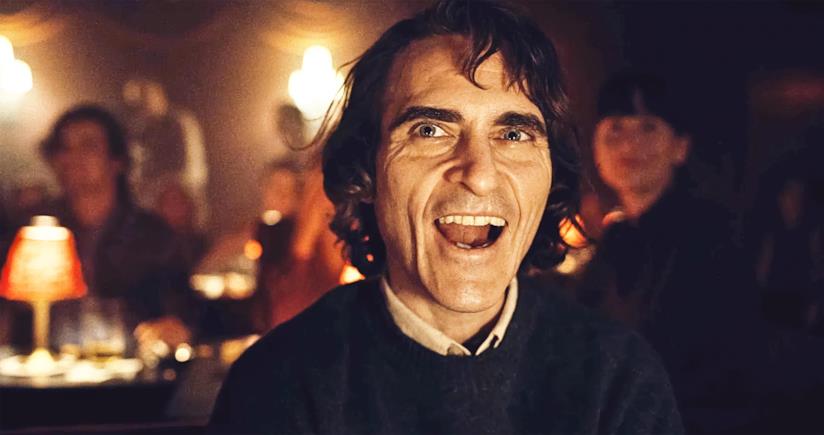 Joker supera i 10 milioni di euro in Italia: entra nella Top 10 d'incassi dell'anno Joaquin Phoenix ride in una scena del film Joker