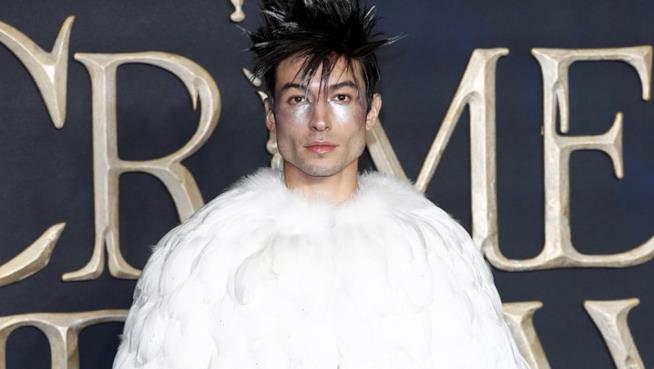 Ezra Miller vestito come Edvige alla premiere londinese di Animali Fantastici - I crimini di Grindelwald Ezra Miller alla prima londinese di Animali Fantastici 2