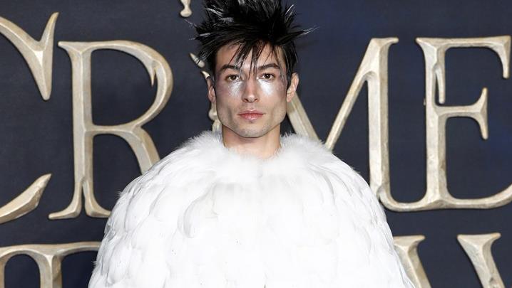 Ezra Miller vestito come Edvige alla premiere londinese di Animali Fantastici - I crimini di Grindelwald Ezra Miller alla prima londinese di Animali Fantastici 2