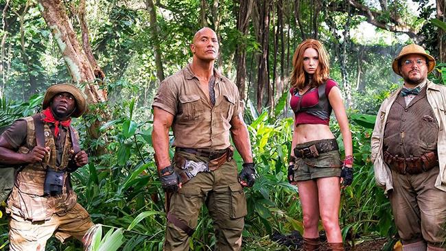 Il sequel di Jumanji: arrivano le prime reazioni positive Dwayne Johnson, Jack Black, Kevin Hart e Karen Gillan in posa nella giungla per Jumanji