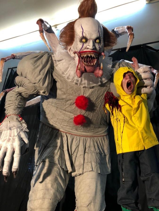 L'animatronic di IT con Pennywise che cattura Georgie L'animatronic di Pennywise e Georgie