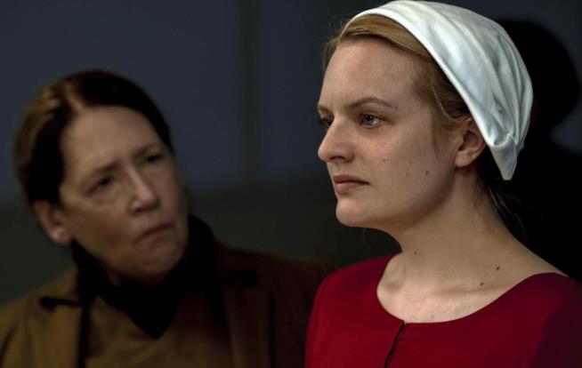 Elisabeth Moss chiarisce il suo rappporto con Scientology Una scena di The Handmaid's Tale