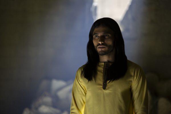 Messiah, la nuova serie sul ritorno di Gesù Mezza figura di Mehdi Dehbi (il messia) in una scena della prima stagione