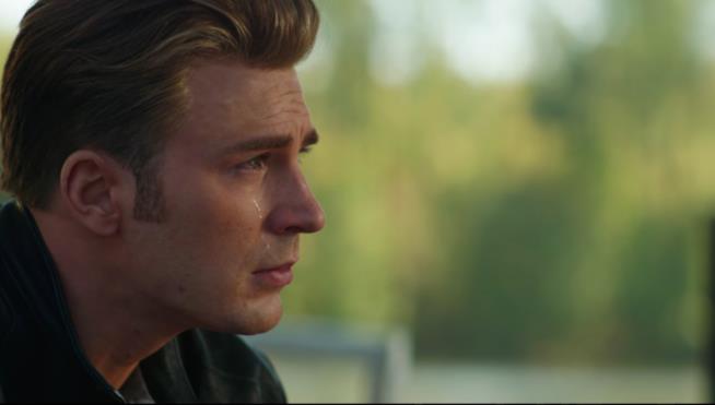 I registi di Avengers: Endgame condividono un video-tributo dei fan a Captain America Un primo piano di Chris Evans come Steve Rogers nel trailer di Avengers: Endgame