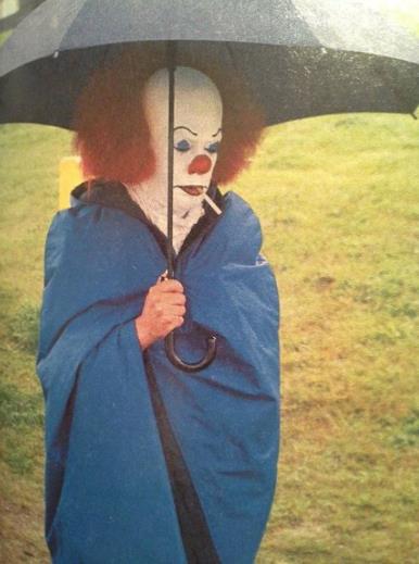 Pennywise di Tim Curry Tim Curry sul set di It fuma una sigaretta