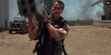 Commando, il cult action del 1985 Arnold Schwarzenegger in una scena di Commando