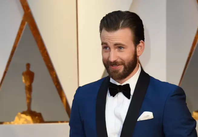 Chris Evans ubriaco (o forse timido) alla prima di Avengers: Age of Ultron Chris Evans