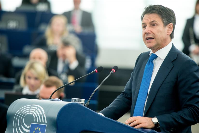 Giuseppe Conte: i social impazziscono per lui con fanvideo e MEME Giuseppe Conte