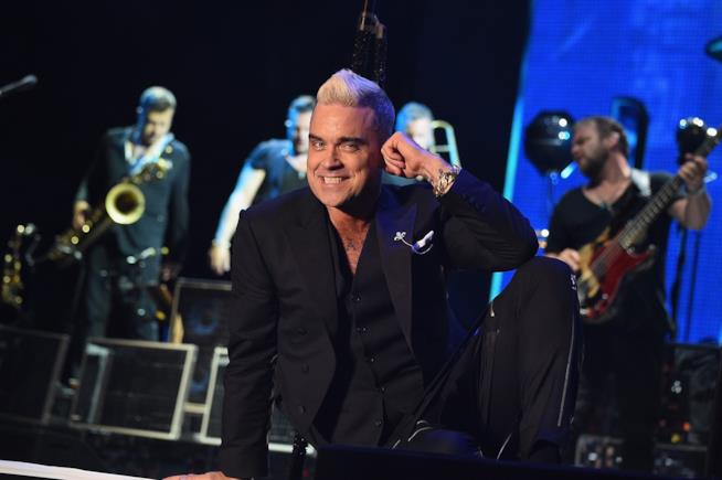 Robbie Williams pentito dei troppi ritocchi con il botox Primo piano di Robbie Williams sul palco