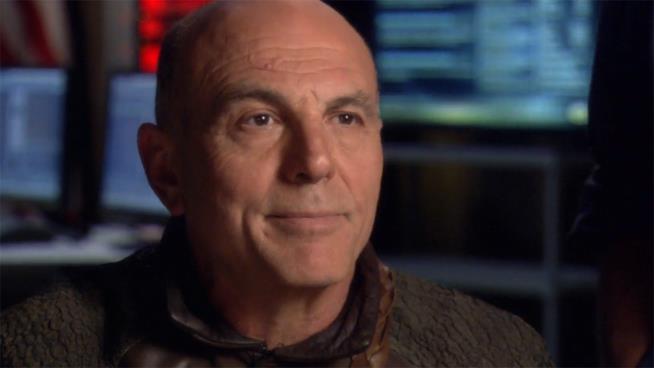 Carmen Argenziano: ci ha lasciato a 75 anni l'attore di Stargate SG-1 Carmen Argenziano in un episodio di Stargate SG-1