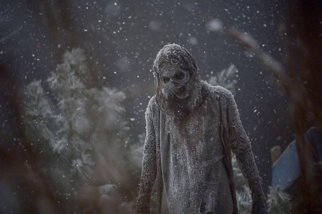 The Walking Dead 9x16: uno zombie sotto la neve The Walking Dead 9x16: uno zombie
