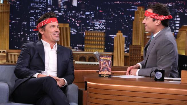 Josh Brolin da Jimmy Fallon al The Tonight Show Josh Brolin da Jimmy Fallon per festeggiare I Goonies