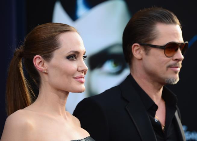 Angelina Jolie non farà trascorrere a Brad Pitt il Natale insieme ai suoi figli Primo piano di Brad Pitt e Angelina Jolie