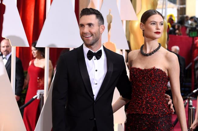 Adam Levine posta su Instagram una foto di Behati Prinsloo in topless Primo piano di Adam Levine e Behati Prinsloo