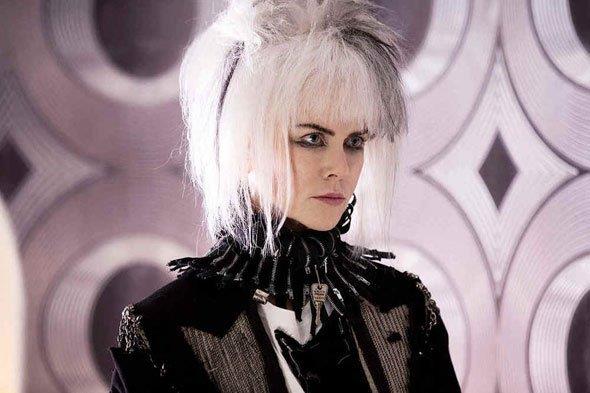 Tra le pellicole più attese di Cannes e dintorni c'è anche How to Talk to Girls at Parties, con Nicole Kidman in vesti punk Nicole Kidman sfoggia un look da vera punk con capelli bianchi cotonati e chiodo nero in How to Talk to Girls at Parties