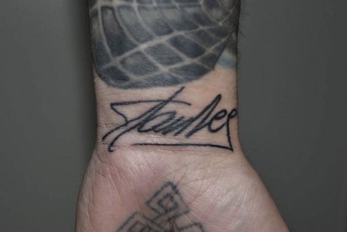 Autografo tatuato di Stan Lee L'autografo di Stan Lee tatuato