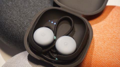 Gli auricolari di Google Pixel Buds I Pixel Buds perdono l'esclusiva sulla traduzione simultanea