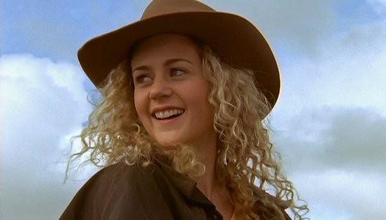 Rachael Carpani interpreta Jodi Fountain Jodi sorride in un episodio della serie Le Sorelle McLeod