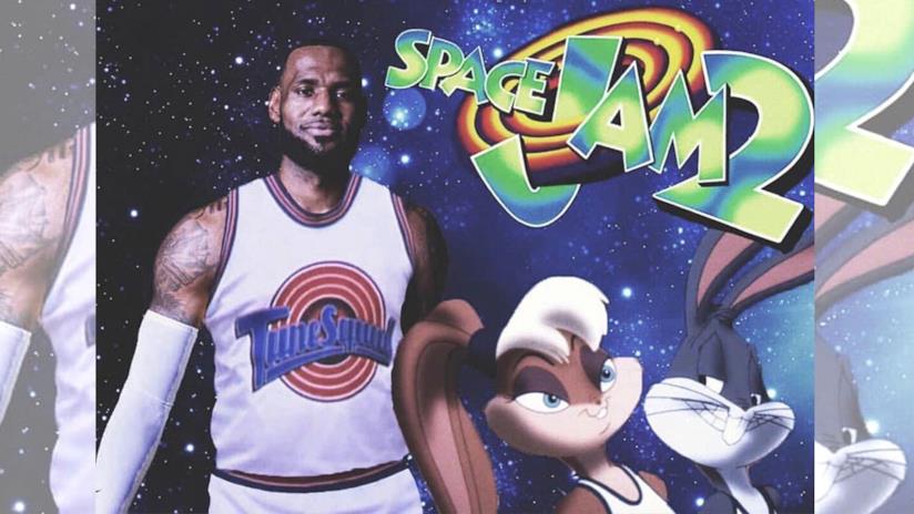 Space Jam 2: prima foto di LeBron James col jersey dei Looney Tunes LeBron James in campo con i Looney Tunes