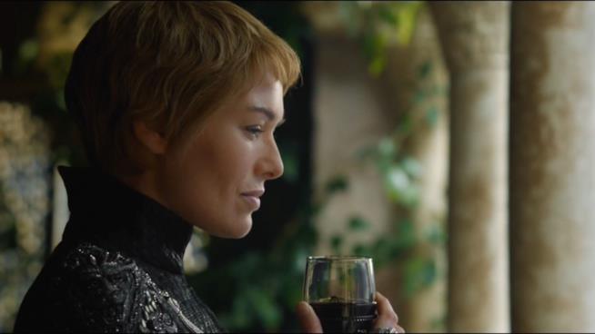 Nuove teorie sul destino dei protagonisti di Game of Thrones Cersei Lannister con uno dei suoi amori: il vino