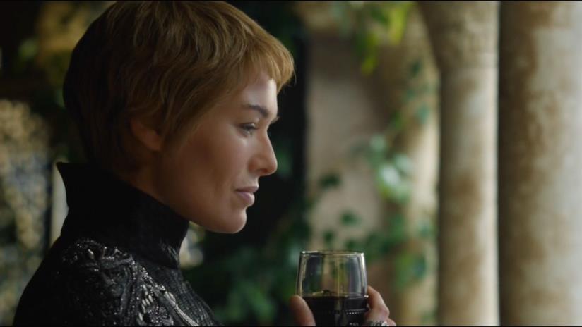 Nuove teorie sul destino dei protagonisti di Game of Thrones Cersei Lannister con uno dei suoi amori: il vino