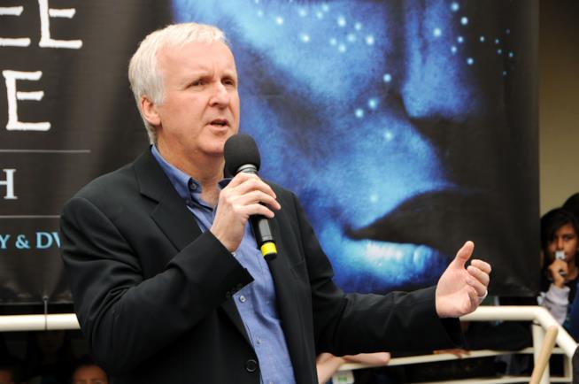 James Cameron anticipa alcuni dettagli di Avatar 2 Mezza figura di James Cameron davanti alla locandina di Avatar