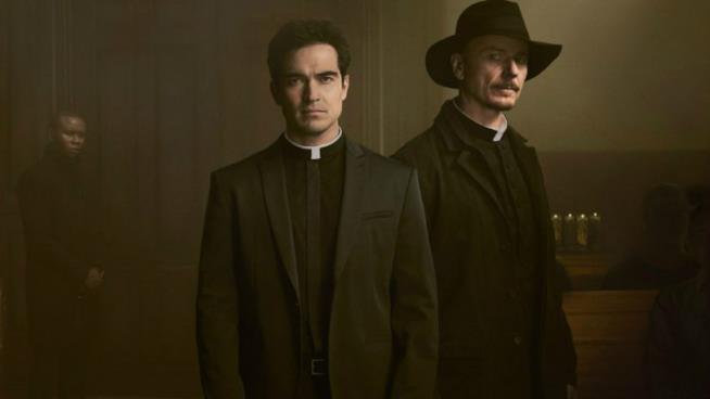 The Exorcist rinnovata per una seconda stagione Alfonso Herrera e Ben Daniels in The Exorcist