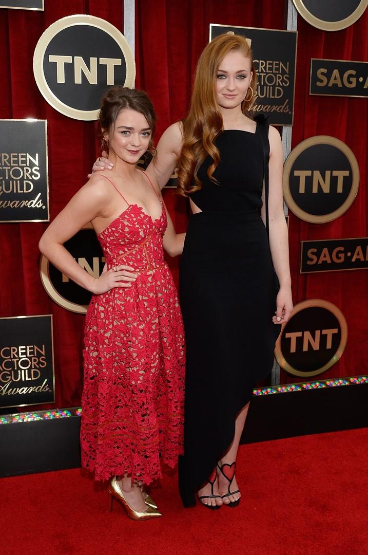 Sophie Turner, Maisie Williams: i quasi-baci sul set di GoT Maisie Williams e Sophie Turner sul red carpet