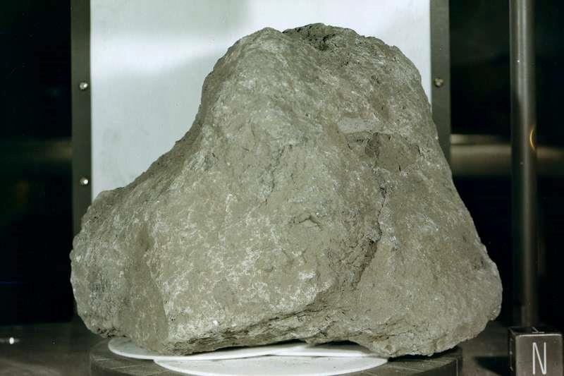 La roccia lunare La roccia lunare portata sulla Terra nel 1971