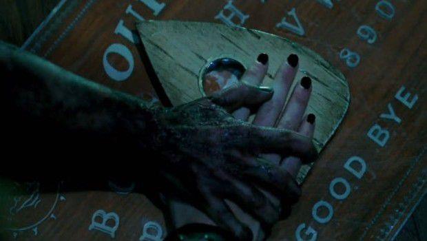 Lo studio sul perché la tavola Ouija si muove da sola La tavola Ouija del film Universal