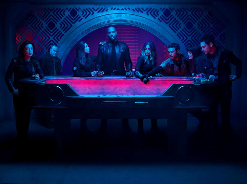 Agents of S.H.I.E.L.D. chiude con la settima stagione, il saluto dei suoi protagonisti Gli agenti dello S.H.I.E.L.D. riuniti attorno a un tavolo