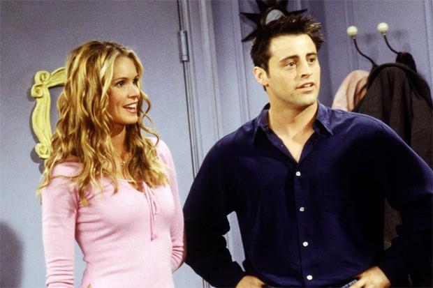 Elle Macpherson in un episodio di Friends Elle Macpherson nel ruolo di Janine con Joey in un episodio di Friends