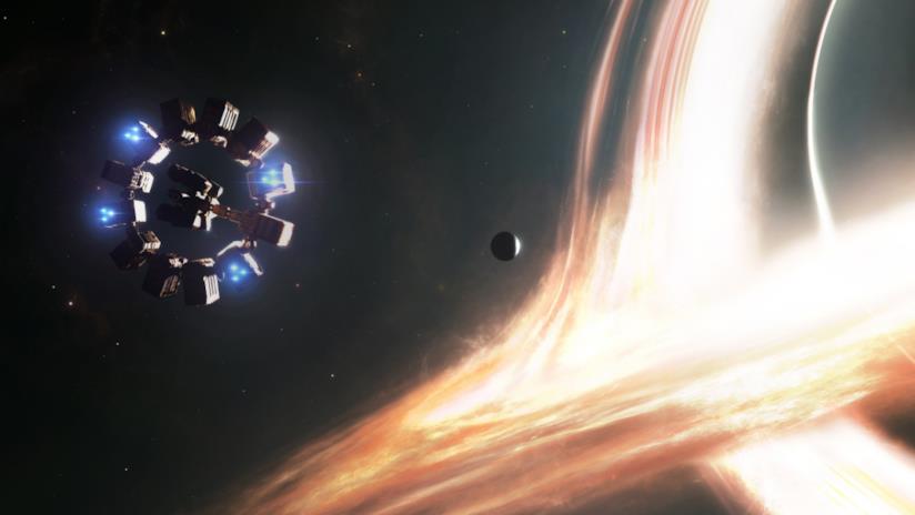 Interstellar poteva avere un drammatico finale alternativo Il buco nero Gargantua e l'astronave Endurance