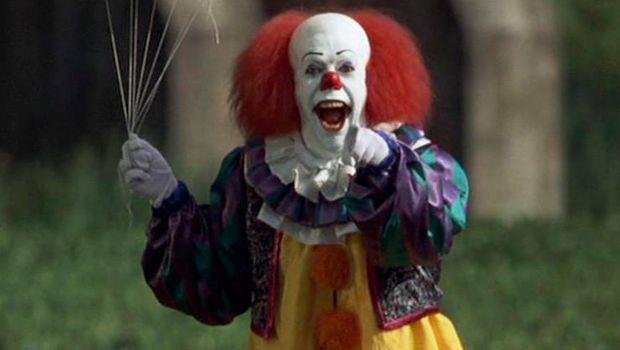 Tim Curry nei panni di Pennywise pennywise in IT