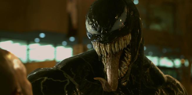 Venom, arriva al cinema la nemesi di Spider-Man Venom si mostra in una scena del film con Tom Hardy