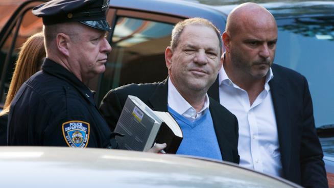 Harvey Weinstein è stato incriminato per stupro e reati sessuali Harvey Weinstein all'ingresso in tribunale a New York
