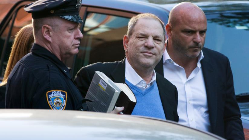 Harvey Weinstein è stato incriminato per stupro e reati sessuali Harvey Weinstein all'ingresso in tribunale a New York