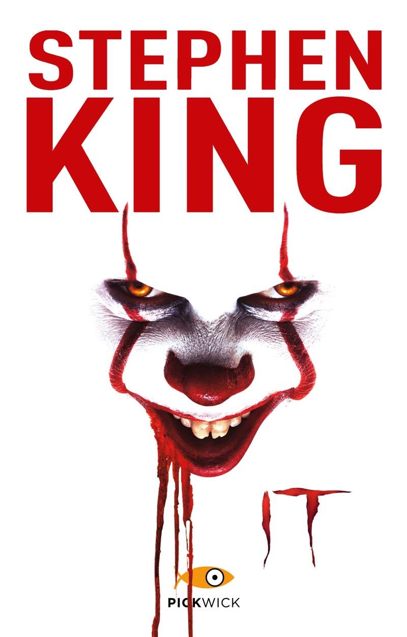 IT La copertina di IT con la faccia insanguinata del pagliaccio