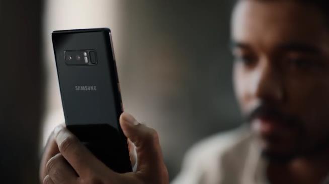 Motorola prende in giro Samsung che prende in giro Apple Frame dello spot Samsung che sbeffeggia i prodotti Apple