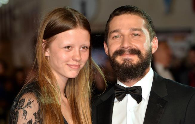 Shia LaBeouf e Mia Goth si sono sposati a Las Vegas Primo piano di Shia LaBeouf e Mia Goth