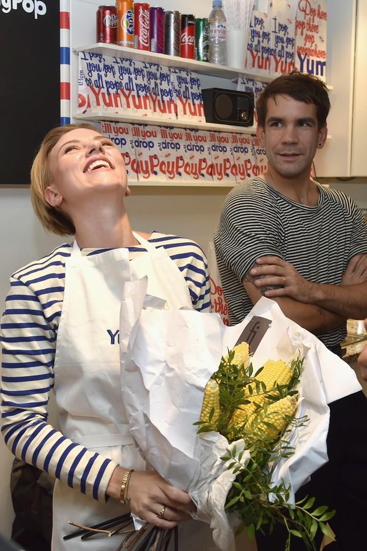 Scarlett Johansson ha divorziato da Romain Dauriac Scarlett Johansson con Romain Dauriac nel loro negozio di popcorn