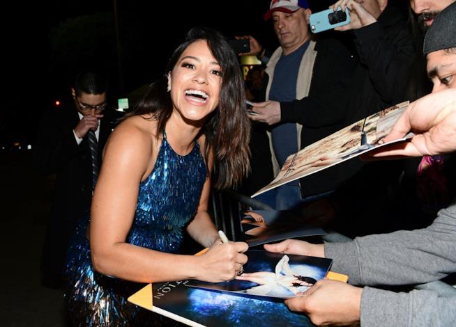 Gina Rodriguez sarà Carmien Sandiego per Netflix Gina Rodriguez fima autografi