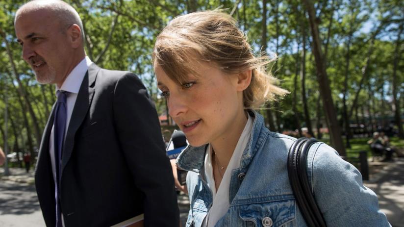 Il cast di Smallville parla di Allison Mack dopo il riconoscimento della colpevolezza di Raniere Allison Mack con uno dei suoi avvocati
